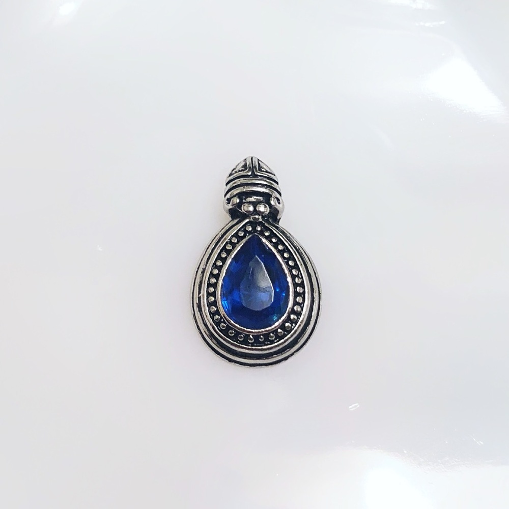 💍5/$15vintage style blue “gem” stone pendant